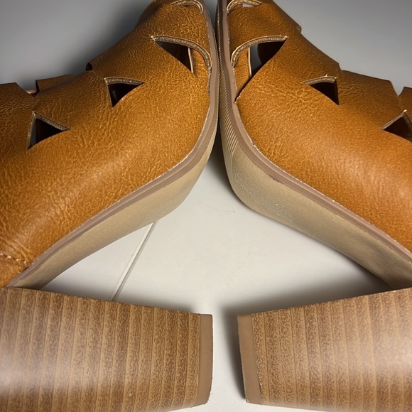 👠Beautiful Camel Colored High Heels 👠 - Picture 5 of 7